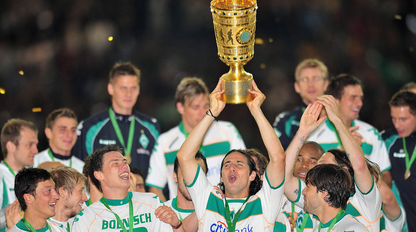 "Für Verein und für mich was ganz Besonderes": Pizarro holt 2009 den Pokal mit Werder © 2009 Getty Images