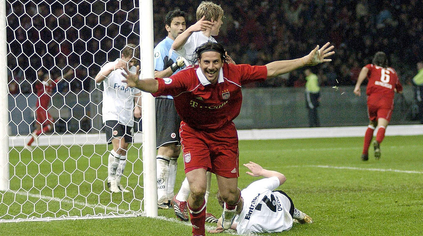 Siegtorschütze im Pokalfinale 2006: Pizarro (v.) jubelt, der FC Bayern besiegt Frankfurt © imago