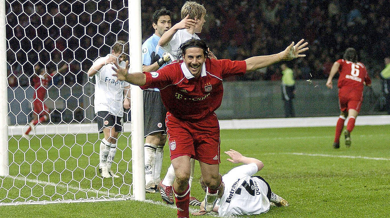 Pizarro scoring for FC Bayern in the final in 2006. © 