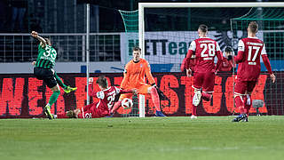 Leitet Münsters Sieg mit dem 1:0 ein: Heidemann (l.) lässt Grill keine Abwehrchance © imago/Noah Wedel