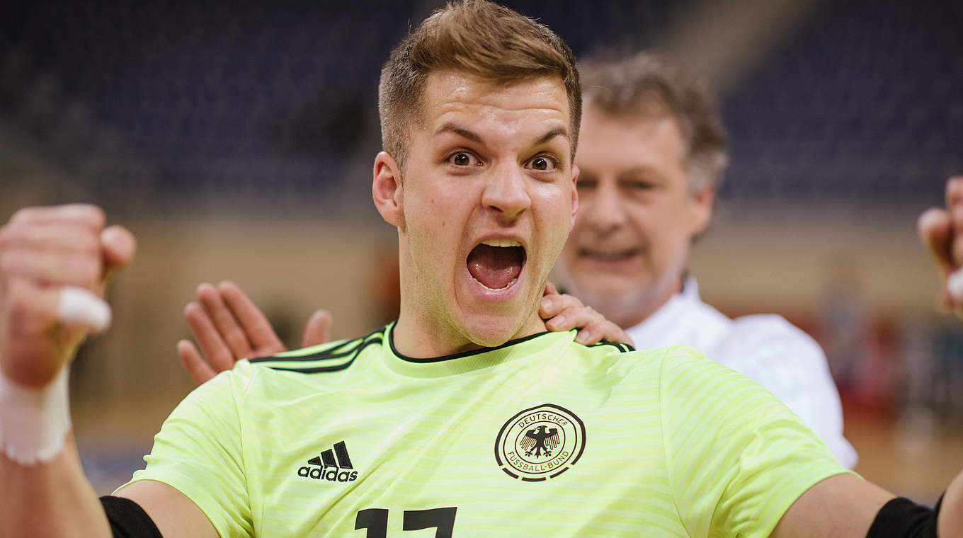 Die deutsche Futsal-Nationalmannschaft zieht dank eines Last-Minute-Tores durch Christopher Wittig in die zweite Runde der WM-Qualifikation ein. Gegen Israel erkämpfte sich die Auswahl von DFB-Trainer Marcel Loosveld das nötige 2:2. © MN