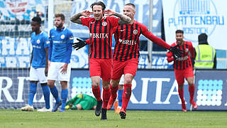 Jubel nach dem Freistoßcoup gegen Rostock: SVWW-Torschütze Moritz Kuhn (v.) © imago/Eibner