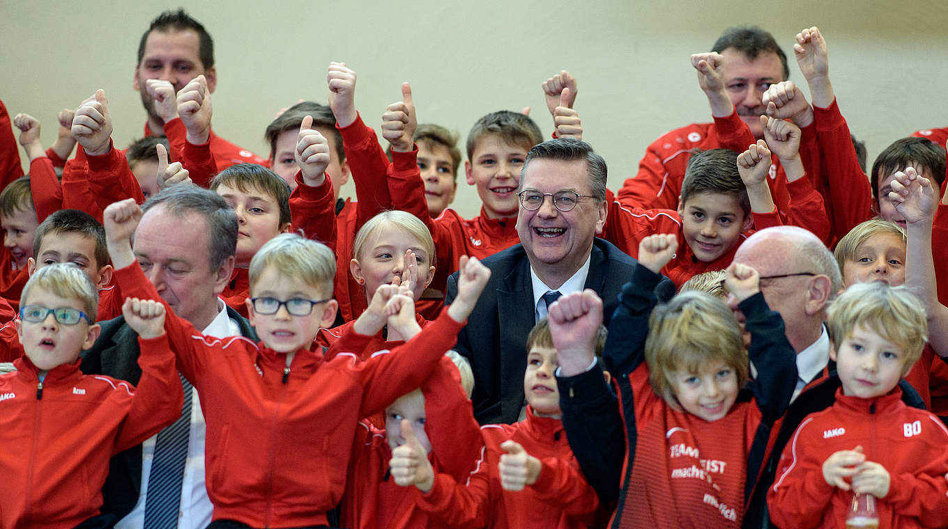 Gute Stimmung: DFB-Präsident Grindel wird von rund 100 Jungfußballern begrüßt © Bongarts/Getty Images