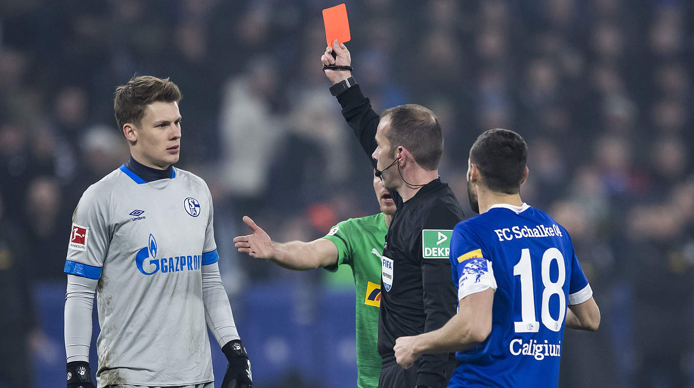 Muss für zwei Spiele aussetzen: Schalkes Torhüter Alexander Nübel (l.) © Getty Images