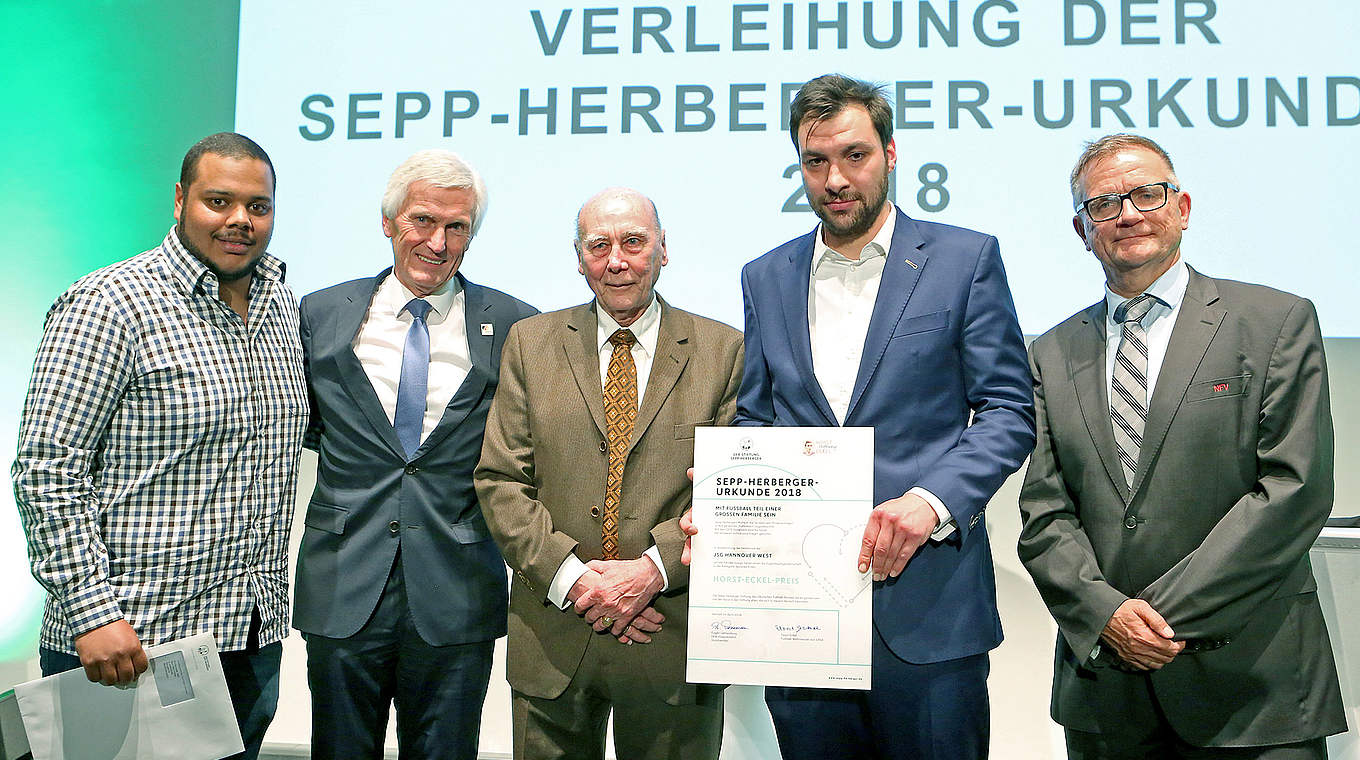 Im vergangenen Jahr die JSG Hannover West geehrt: Horst Eckel (M.) © Getty Images
