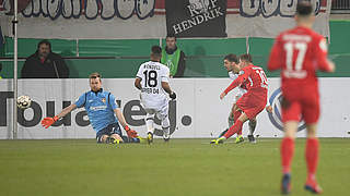 Treffer zum Ausgleich: Nikola Dovedan (r.) überwindet Lukas Hradecky (l.) © Getty Images