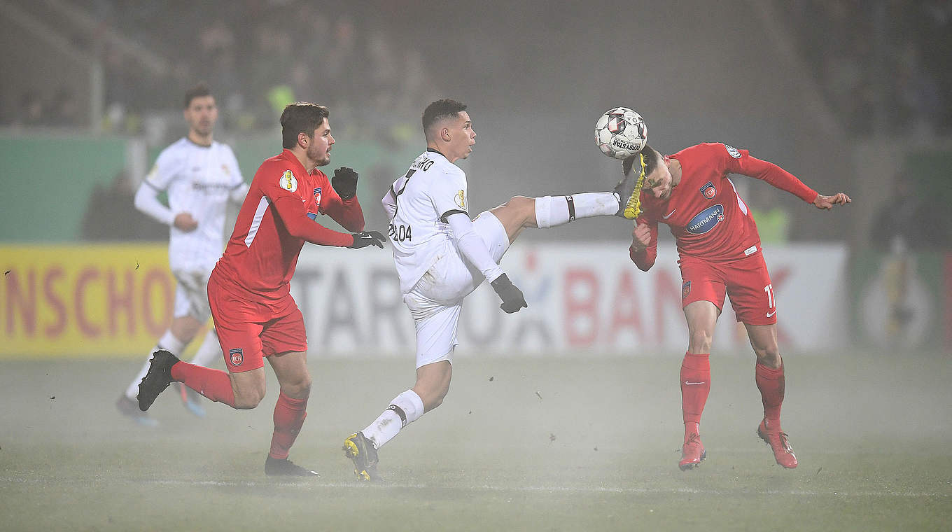 Kein Durchkommen gegen aufmerksame Heidenheimer: Leverkusens Paulinho (M.) © Getty Images