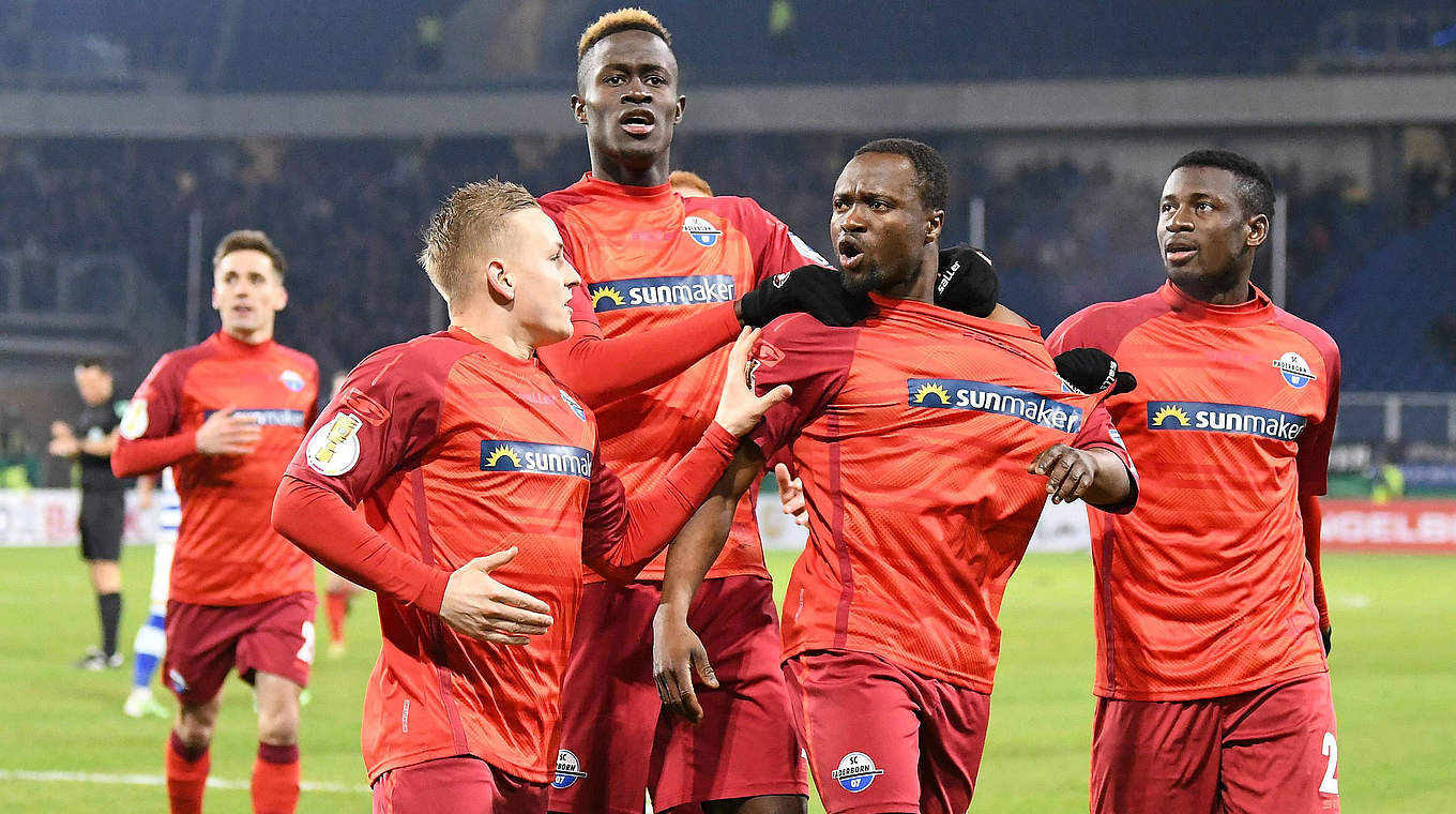 SC Paderborn celebrate a 3-1 win over Duisburg. © imago/Jan Huebner