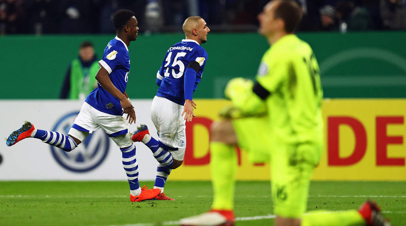 Pokalpremiere mit Torjubel: Ahmet Kutucu (M.) schießt Schalke in Führung © Getty Images