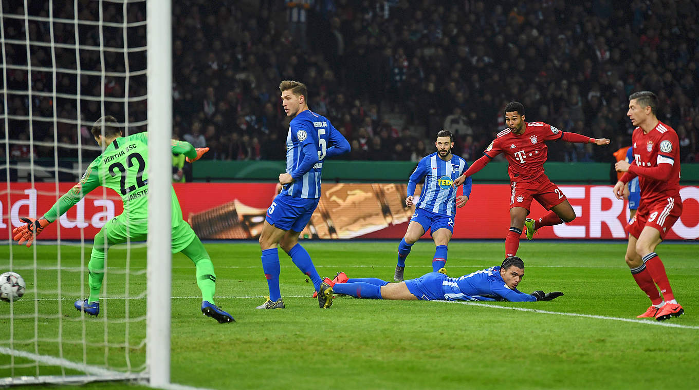 Gelingt die prompte Antwort auf die Berliner Führung: Serge Gnabry (2.v.r.) trifft zum 1:1 © 2019 Getty Images