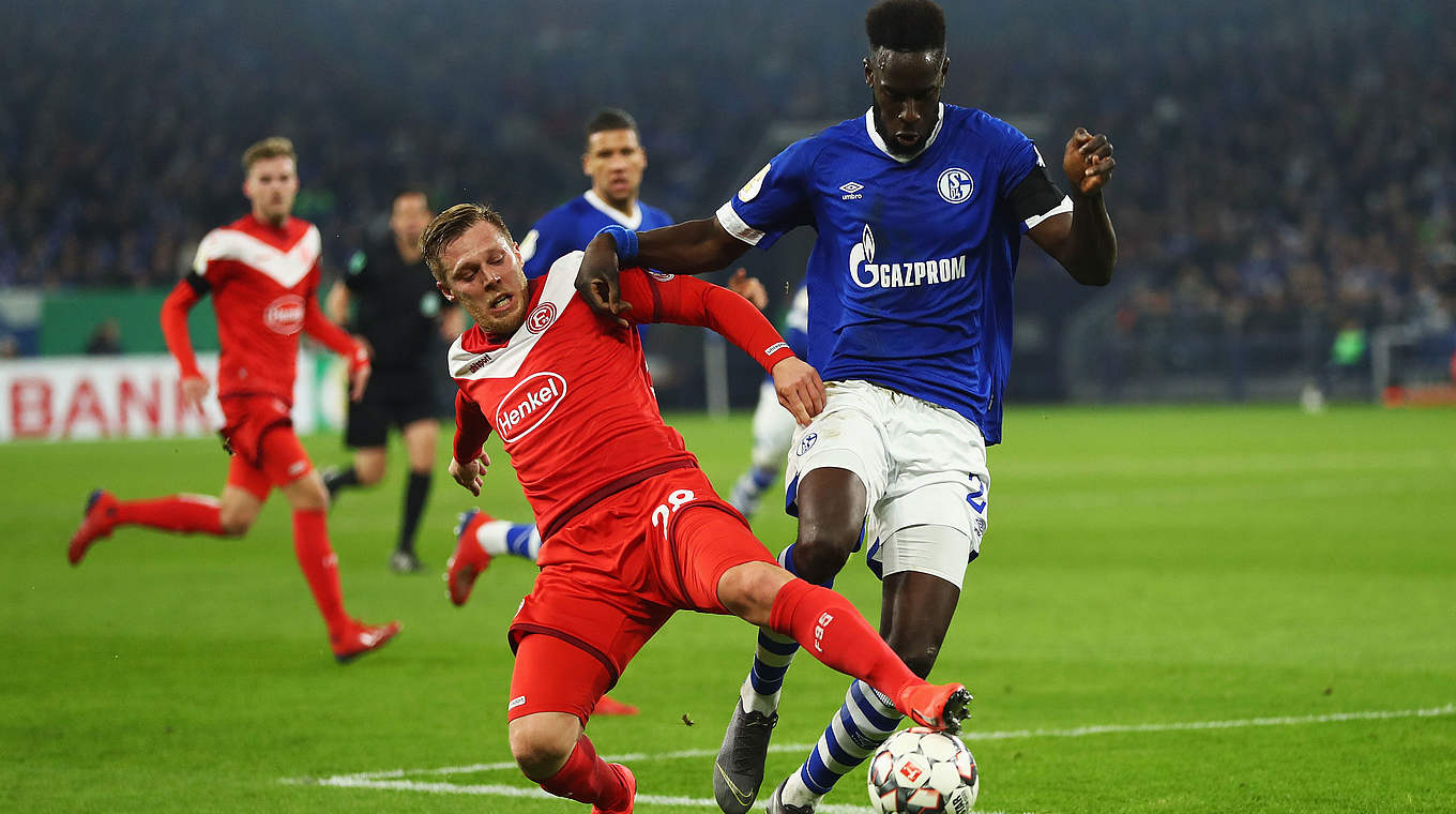Viel Kampf auf Schalke: Düsseldorfs Rouwen Hennings (l.) gegen Salif Sané © Getty Images