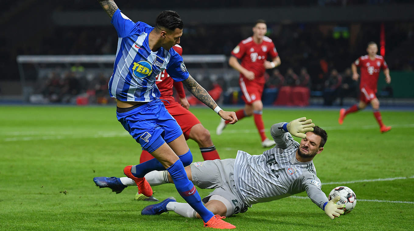 Der Joker sticht: Davie Selke spitzelt den Ball an FCB-Keeper Sven Ulreich vorbei © 2019 Getty Images