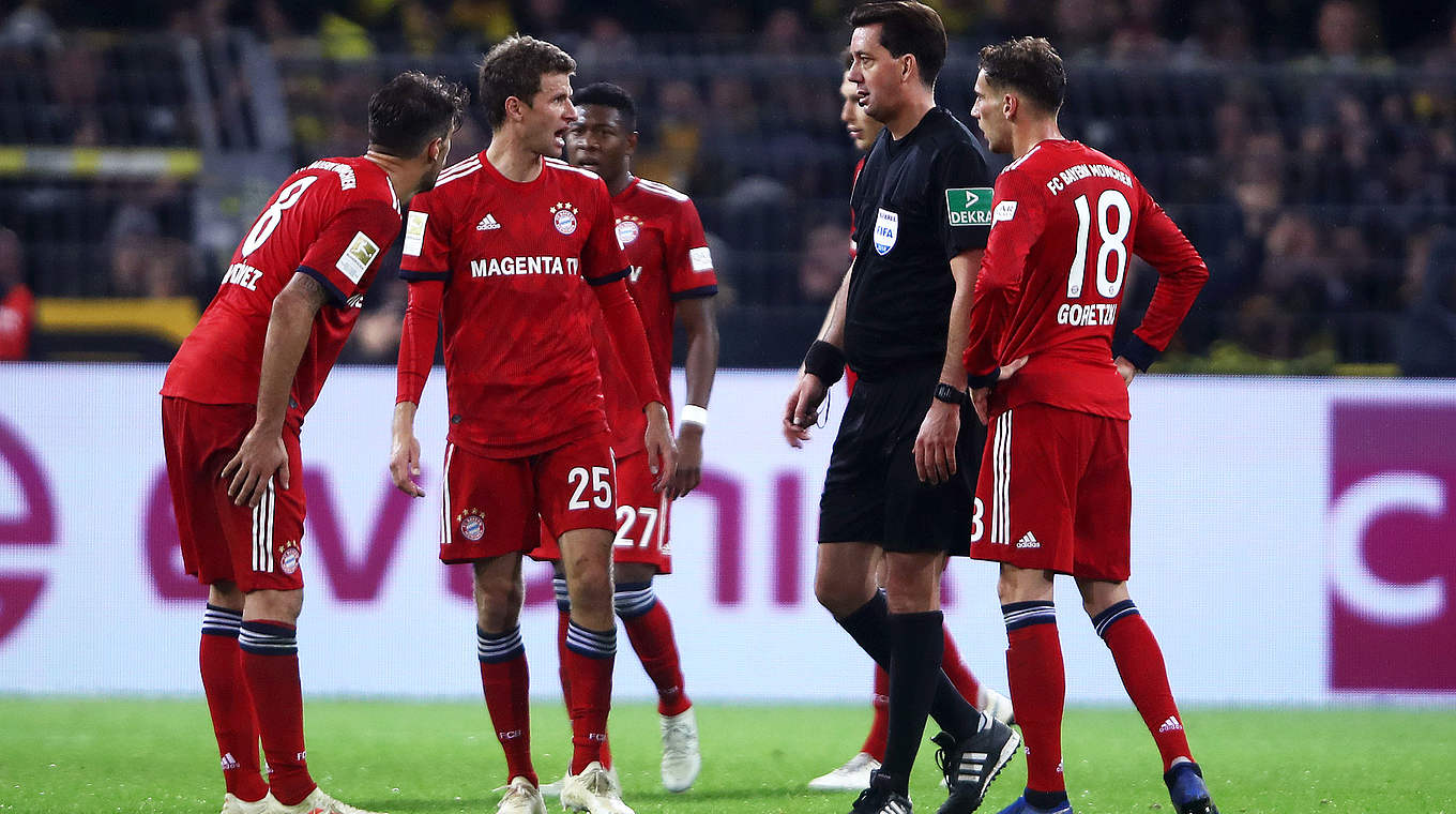 Gräfe (2.v.r.) im Dialog mit Müller: "Ich war immer jemand, der das Spiel hat laufen lassen" © Getty Images