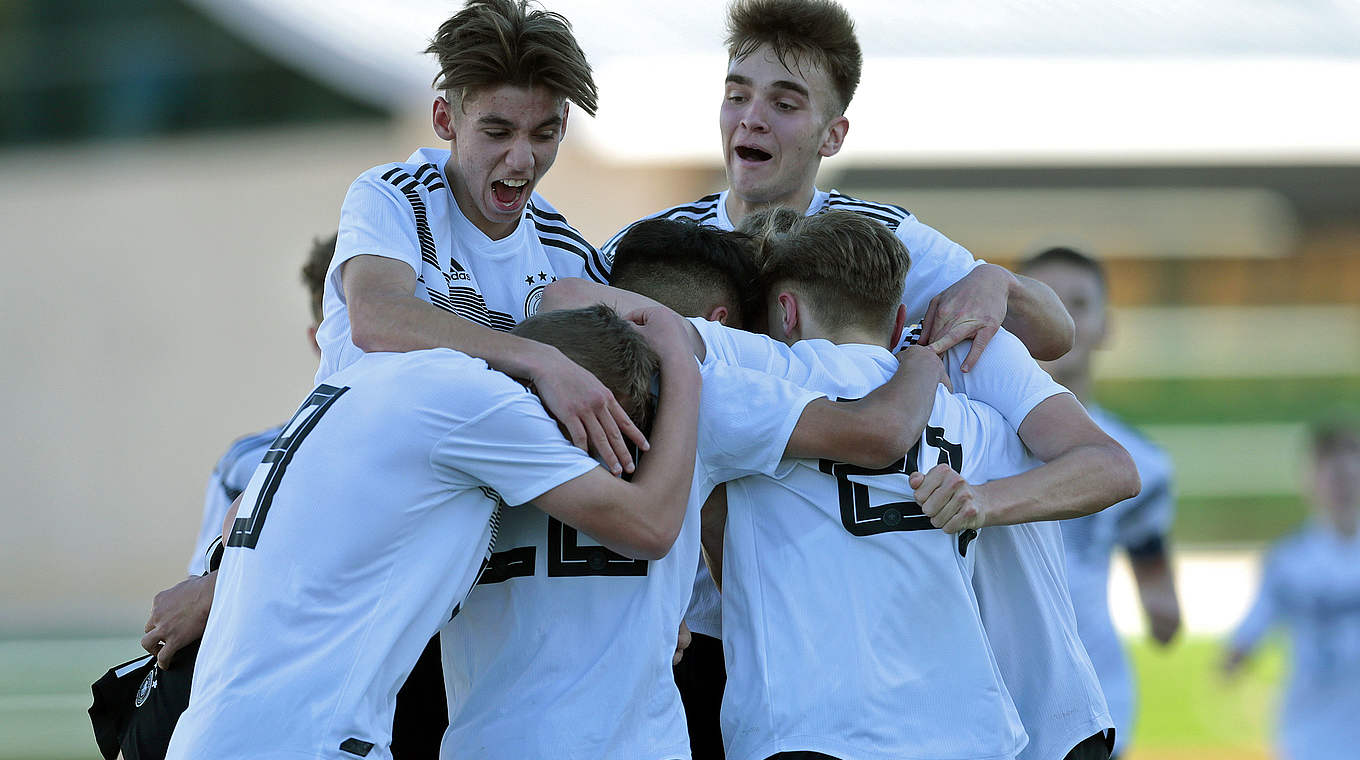 Jubel über gelungenen Turnierstart: Die U 16 setzt sich gegen die Niederlande durch © Getty Images
