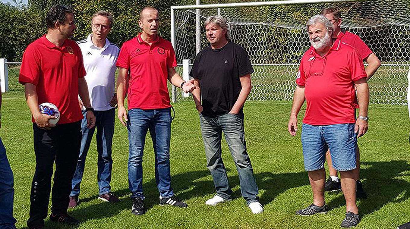 Geht zu den Klubs an der Basis: DFB-Vizepräsident Ronny Zimmermann (6.v.l.) © bfv