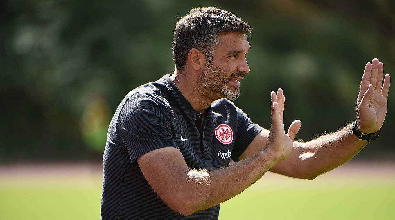 Schwierige Aufgabe: Freiburg gastiert bei der Eintracht um Coach Tomislav Stipic © imago/Hartenfelser