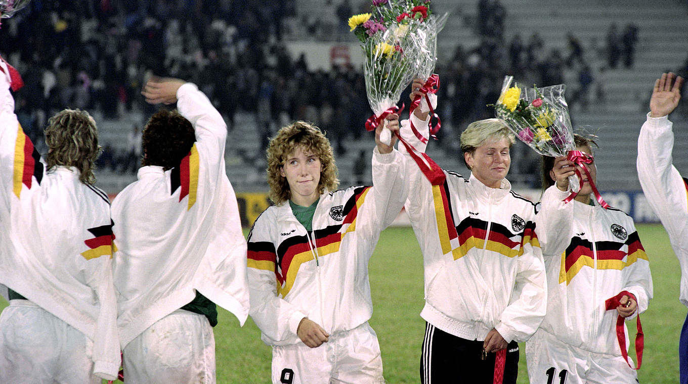 Zusammen mit Silvia Neid (2.v.r.) bei der ersten Frauen-WM 1991 © Getty Images