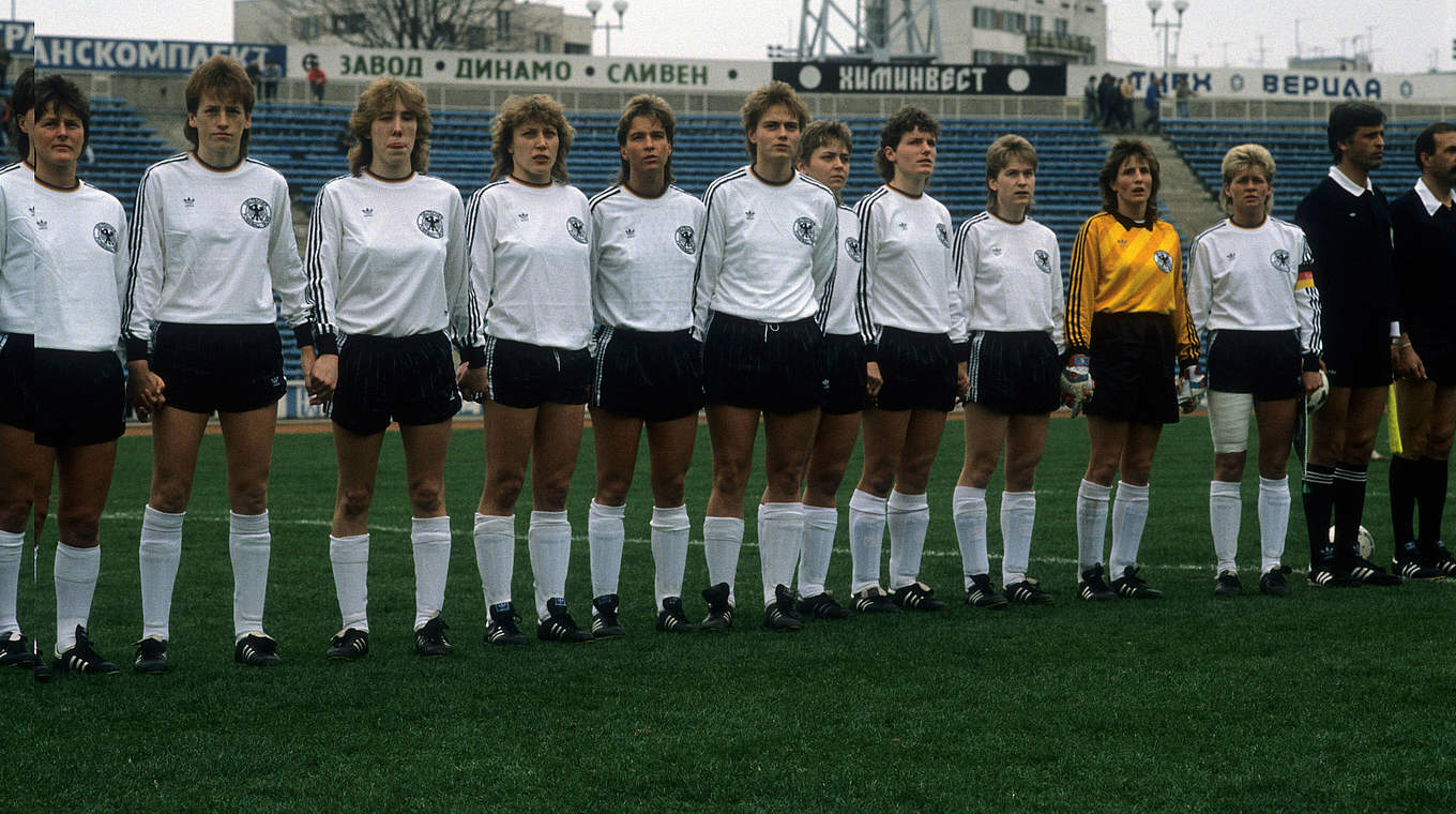 Beim Länderspiel in Bulgarien 1990: Das deutsche Team mit Heidi Mohr (3.v.l.) © imago sportfotodienst