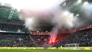 In Gladbach: Spielunterbrechung wegen Pyrotechnik im Düsseldorfer Block © 2018 Getty Images