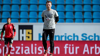 Steht beim VfR Aalen ab sofort an der Seitenlinie: Ex-Halle-Coach Rico Schmitt (M.) © 2018 Getty Images