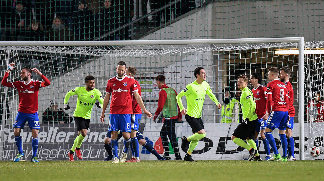 Entscheidender Treffer: Jeremias Lorch (5.v.r.) erzielt das 2:1 für Wehen Wiesbaden © imago/foto2press