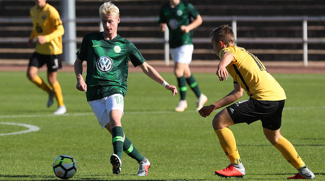 Bringt den VfL Wolfsburg in der 8. Minute in Führung: Johann Stoye (l.) © imago/regios24