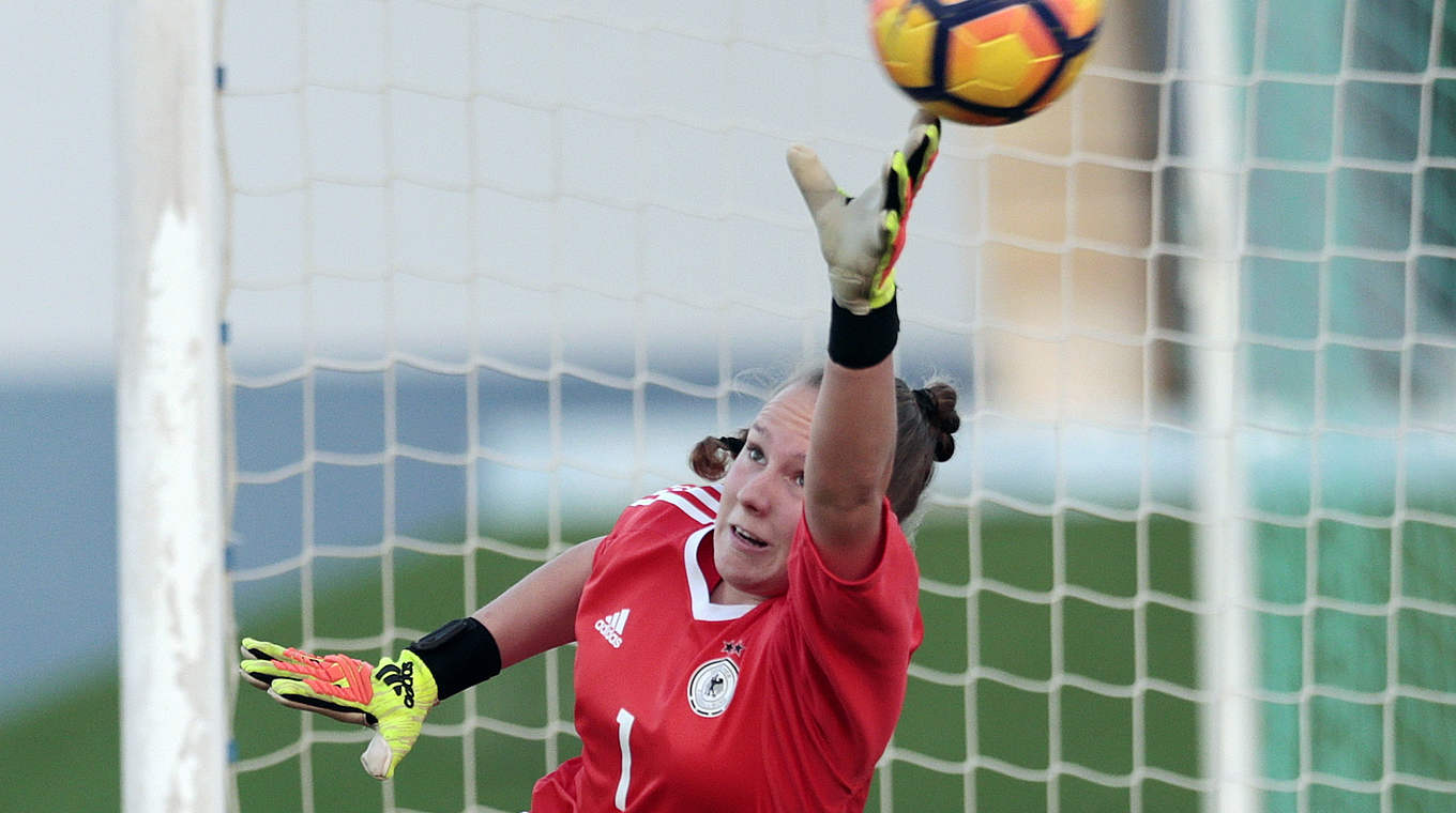 Steht beim Elfmeterschießen im Mittelpunkt: U 16-Torhüterin Julia Matuszek © 2019 Getty Images