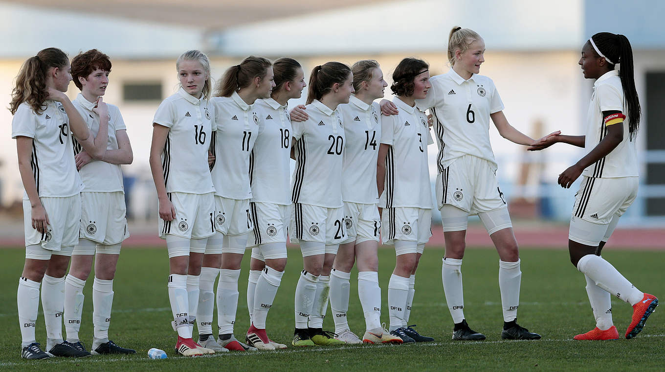 Hoffen und Bangen: die DFB-Auswahl während des Elfmeterschießens © 2019 Getty Images