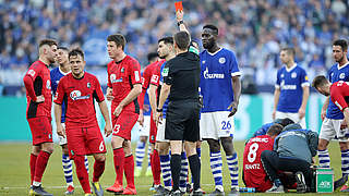 Von Referee Frank Willenborg des Feldes verwiesen: Suat Serdar © 2019 Getty Images