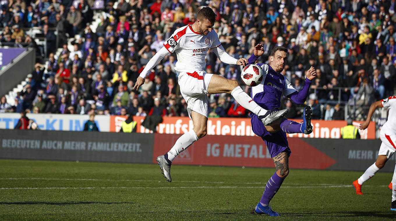 Immer auf Ballhöhe: Osnabrücks Maurice Trapp gegen Pascal Sohm vom HFC © GettyImages