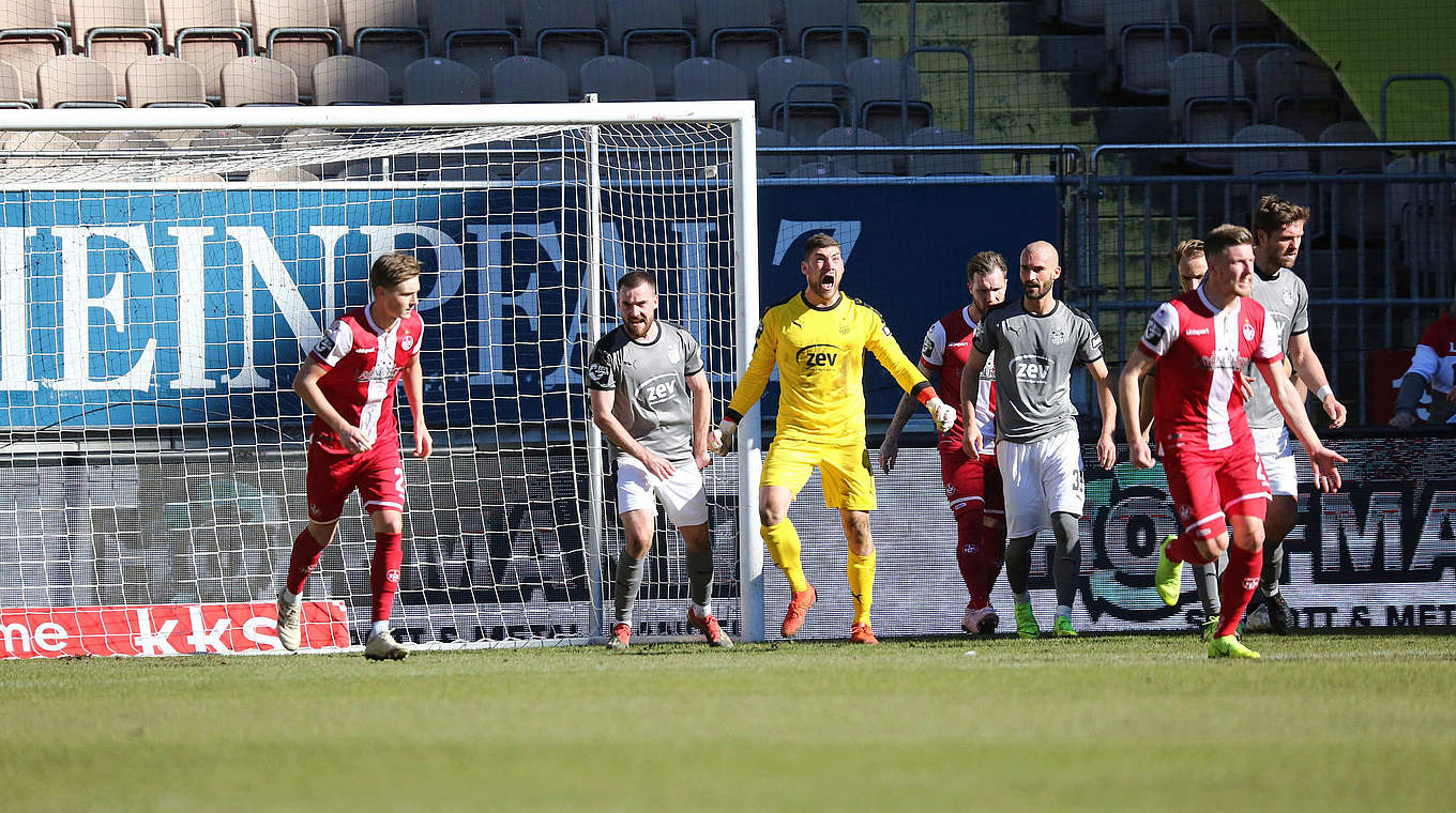 Verhindert das 2:0 für den FCK: Zwickaus Torhüter Brinkies (3.v.l) © imago/Eibner