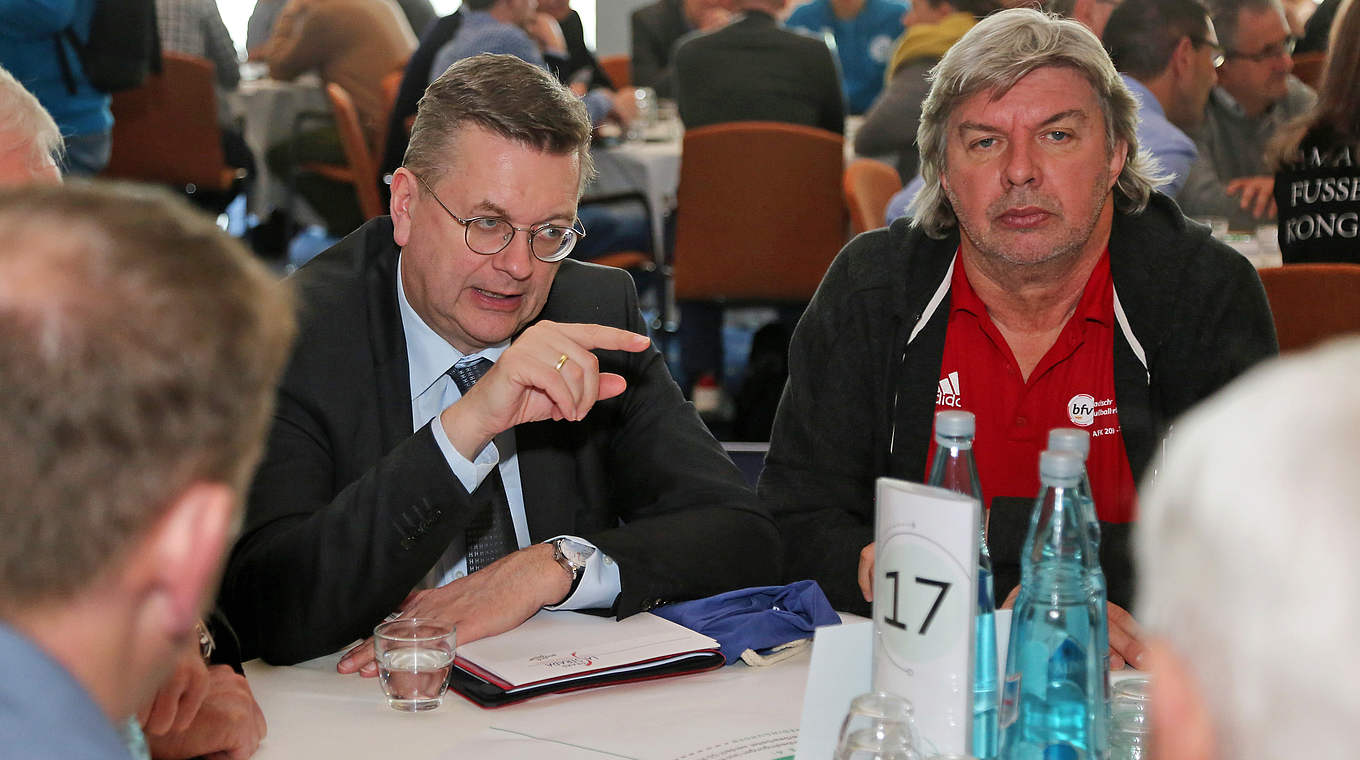 Grindel (l.): "Wichtig ist, dass die Landesverbände genügend Mitarbeiter haben" © 2019 Getty Images