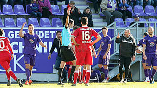 Von Schiedsrichter Deniz Aytekin vom Platz gestellt: Duisburgs Lukas Fröde © imago/Picture Point LE