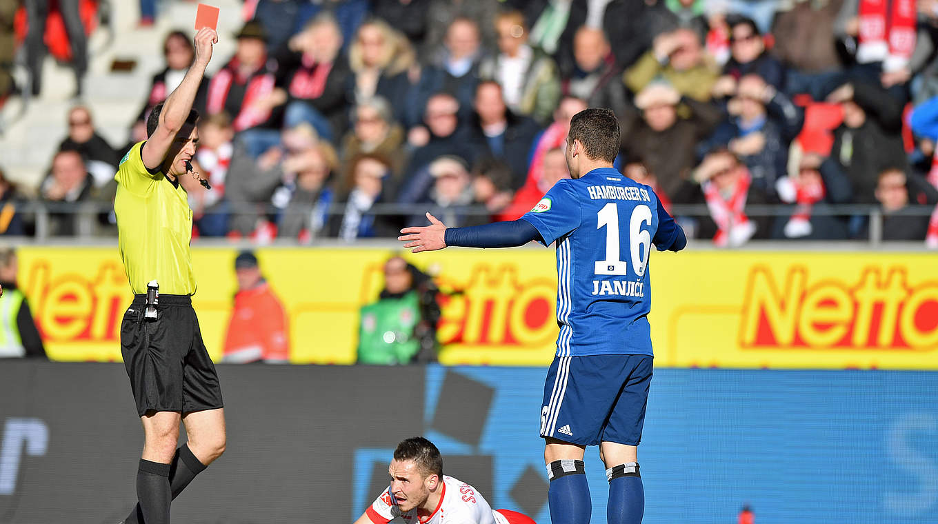 Von Schiedsrichter Felix Zwayer vom Platz gestellt: Hamburgs Vasilije Janjicic © 2019 Getty Images