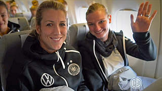 Anreise nach Rennes: Verena Schweers (l.) und Alexandra Popp
 © DFB-TV