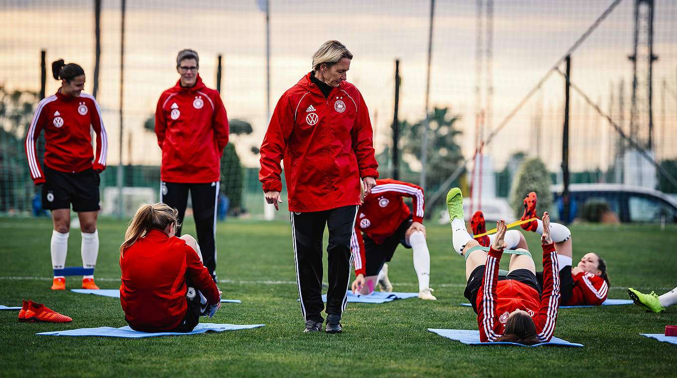 Fiebert ihrem Debüt entgegen: Bundestrainerin Martina Voss-Tecklenburg (M.) © 2019 Getty Images