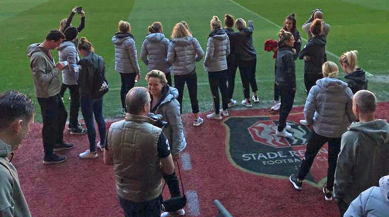 Schnuppern in Rennes schon mal WM-Luft: Die DFB-Frauen besichtigen das WM-Stadion © DFB