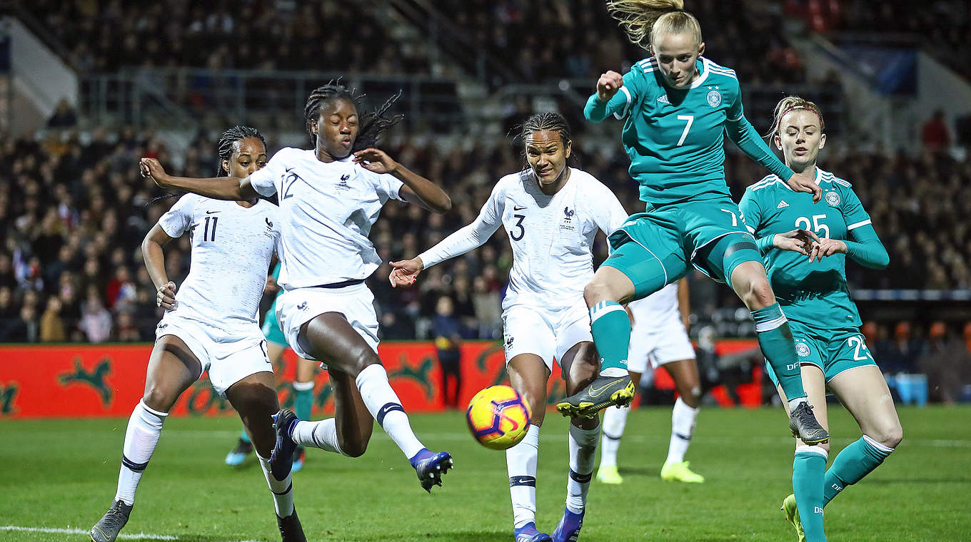 Lea Schüller gives the visitors the lead. © Getty Images