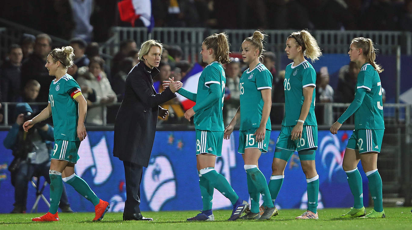 Dank ans Team: Erfolgreicher Einstand für Martina Voss-Tecklenburg (2.v.l.)  © Getty Images