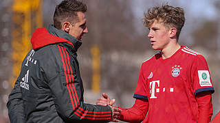 Wollen Hoffenheim auf Distanz halten: Trainer Miro Klose und die U 17 des FC Bayern  © GettyImages