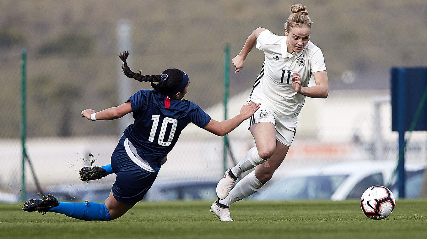 Ausgetanzt: Lena Uebach läst ihre Gegenspielerin ins Leere laufen © Getty Images