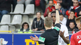 Urteil bestätigt: Reece Oxford vom FC Augsburg muss noch zweimal aussetzen © imago/Pressefoto Baumann