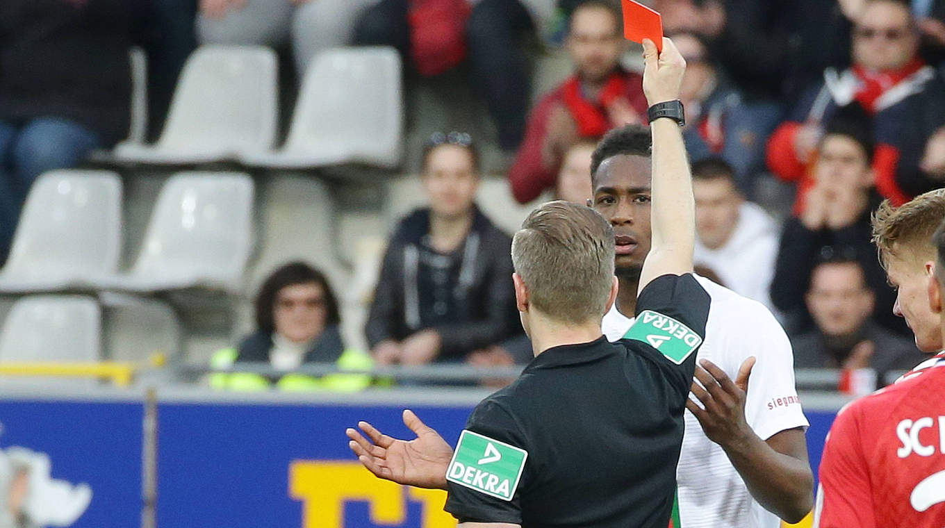 Urteil bestätigt: Reece Oxford vom FC Augsburg muss noch zweimal aussetzen © imago/Pressefoto Baumann