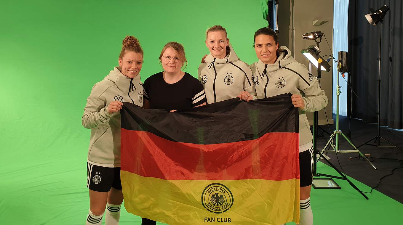 Glückliche Gewinnerin Michaela Merk (2.v.l.): "Die Mädels haben total gemenschelt" © DFB