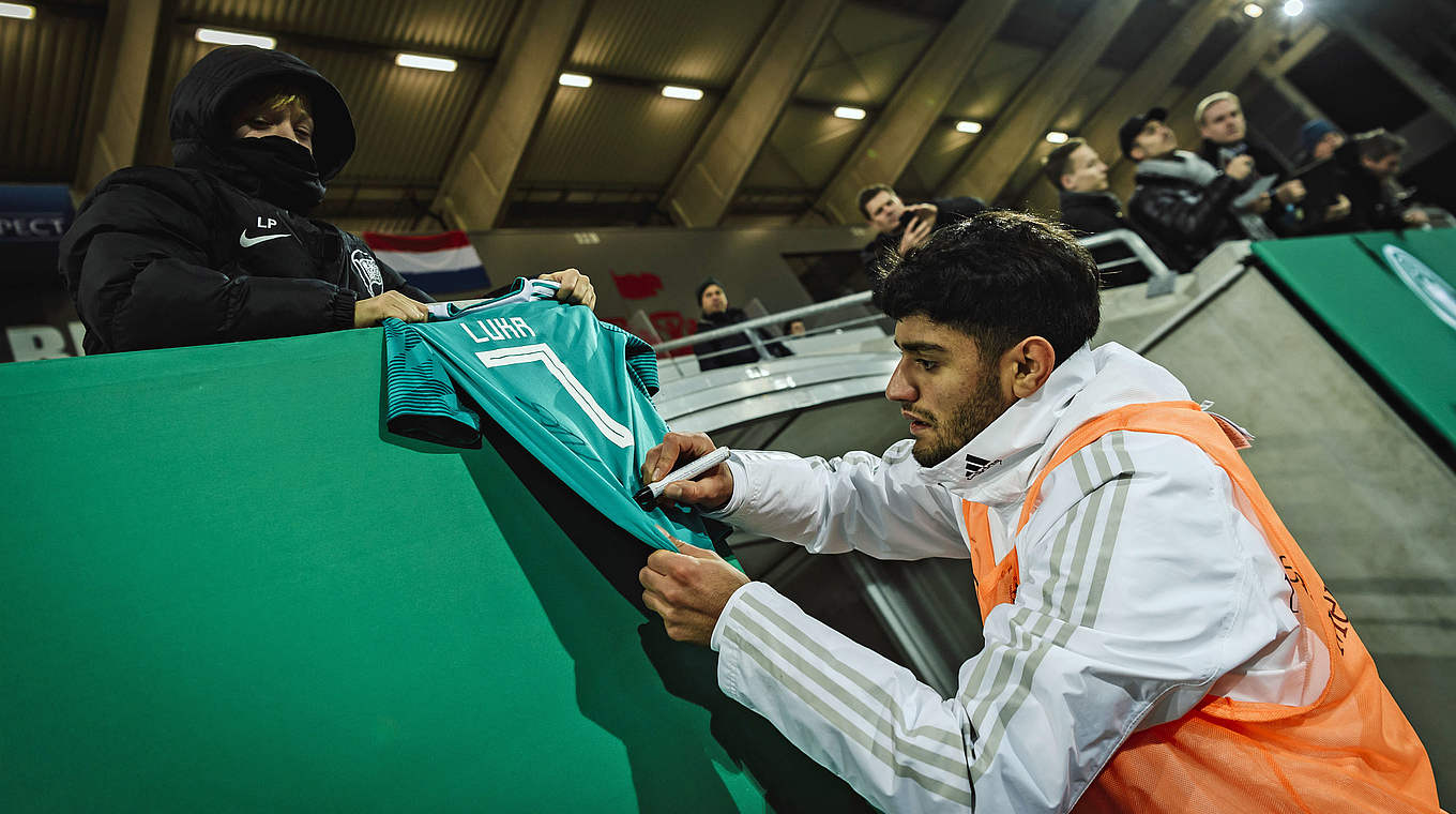 Zeit für Autogramme: Die U 21 trainiert in Essen und die Fans dürfen dabei sein © DFB/Getty Images