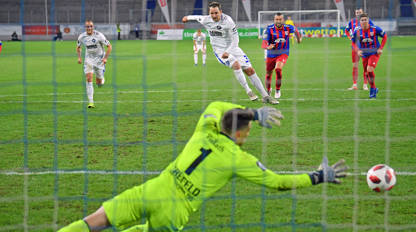 Zweiter Streich: Anton Fink (4.v.r.) lässt KFC-Keeper Rene Vollath keine Chance © Getty Images