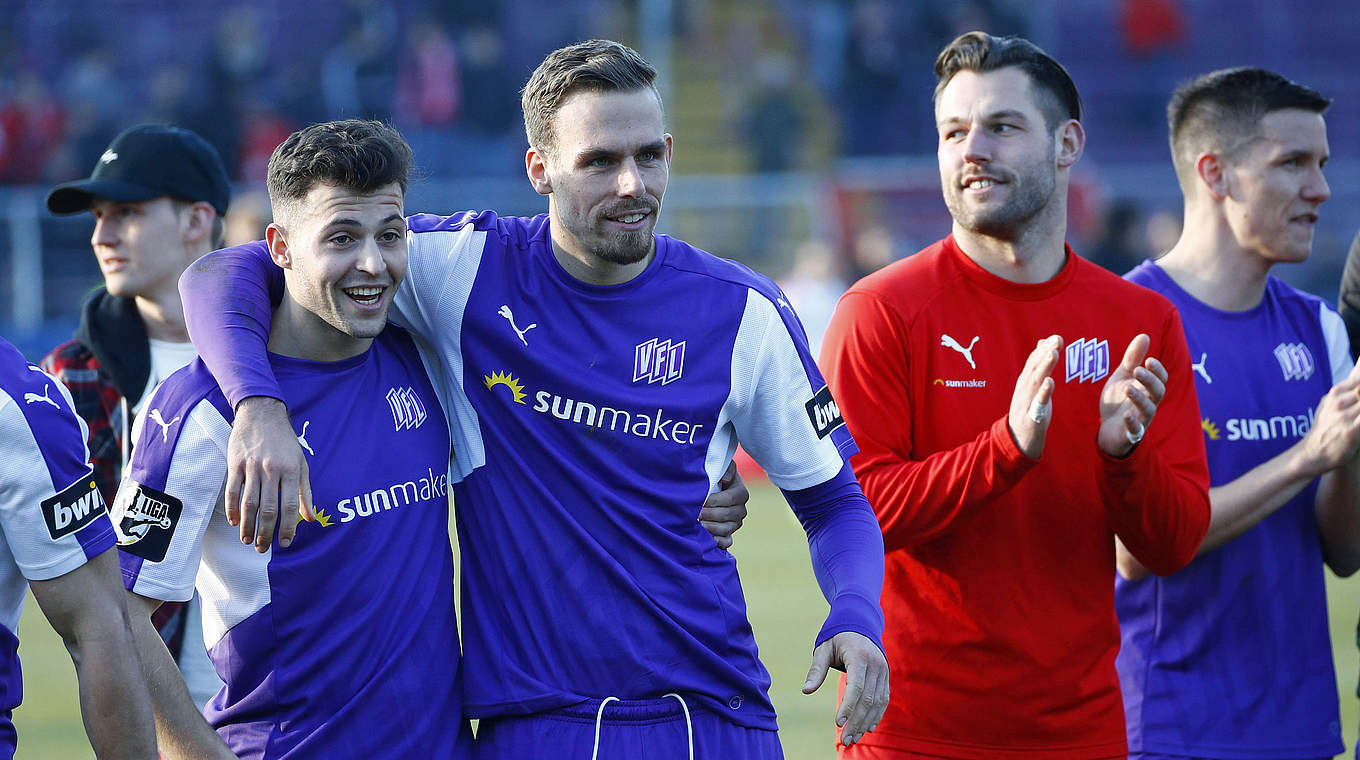 Trifft erst per Abstauber, dann per Freistoß: VfL-Abwehrmann Maurice Trapp (3.v.r) © Getty Images