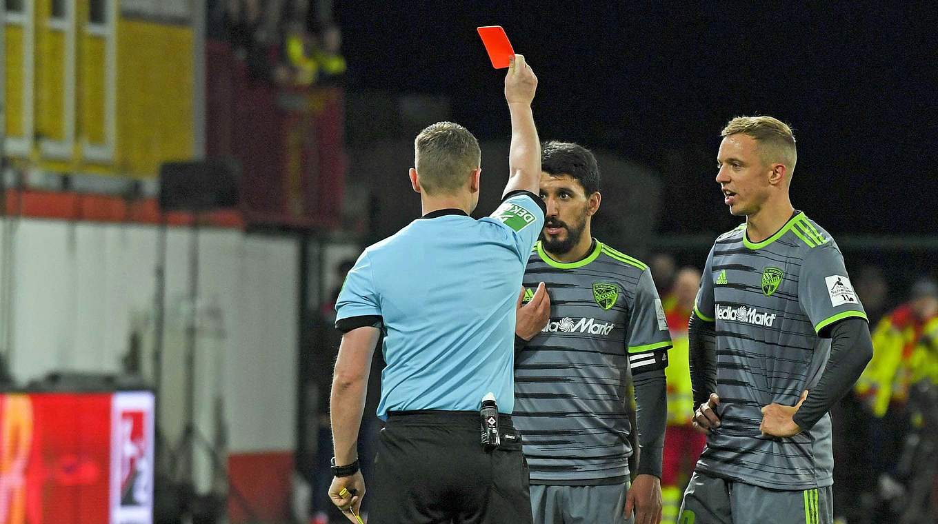 Sieht von Referee Dr. Robert Kampka die Rote Karte: Ingolstadts Cohen (M.) © imago images / Jan Huebner