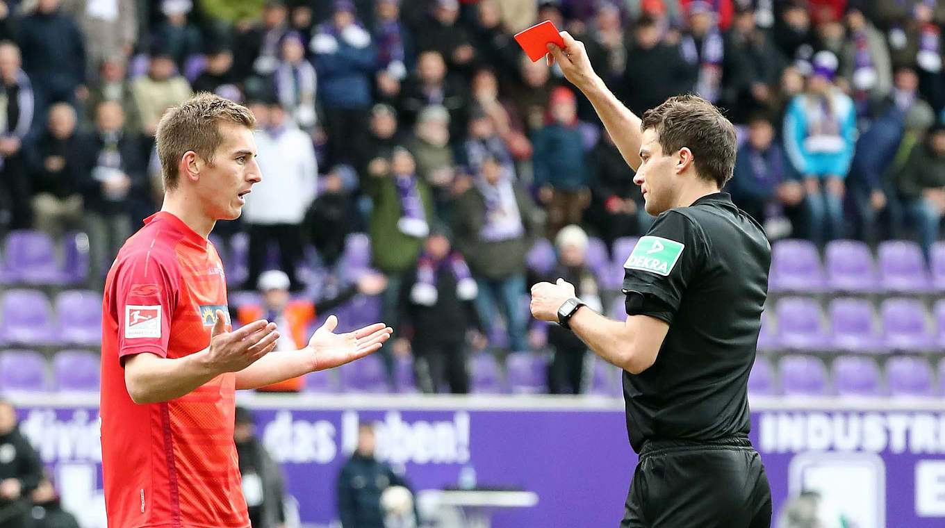 Von Schiedsrichter Lasse Koslowski vom Platz gestellt: Uwe Hünemeier (l.) © imago images / Picture Point