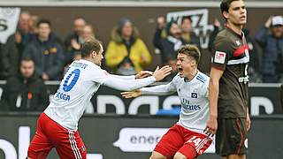 Derbysiegerjubel: Doppeltorschütze Lasogga (l.) feiert das 4:0 beim FC St. Pauli © Oliver HARDT